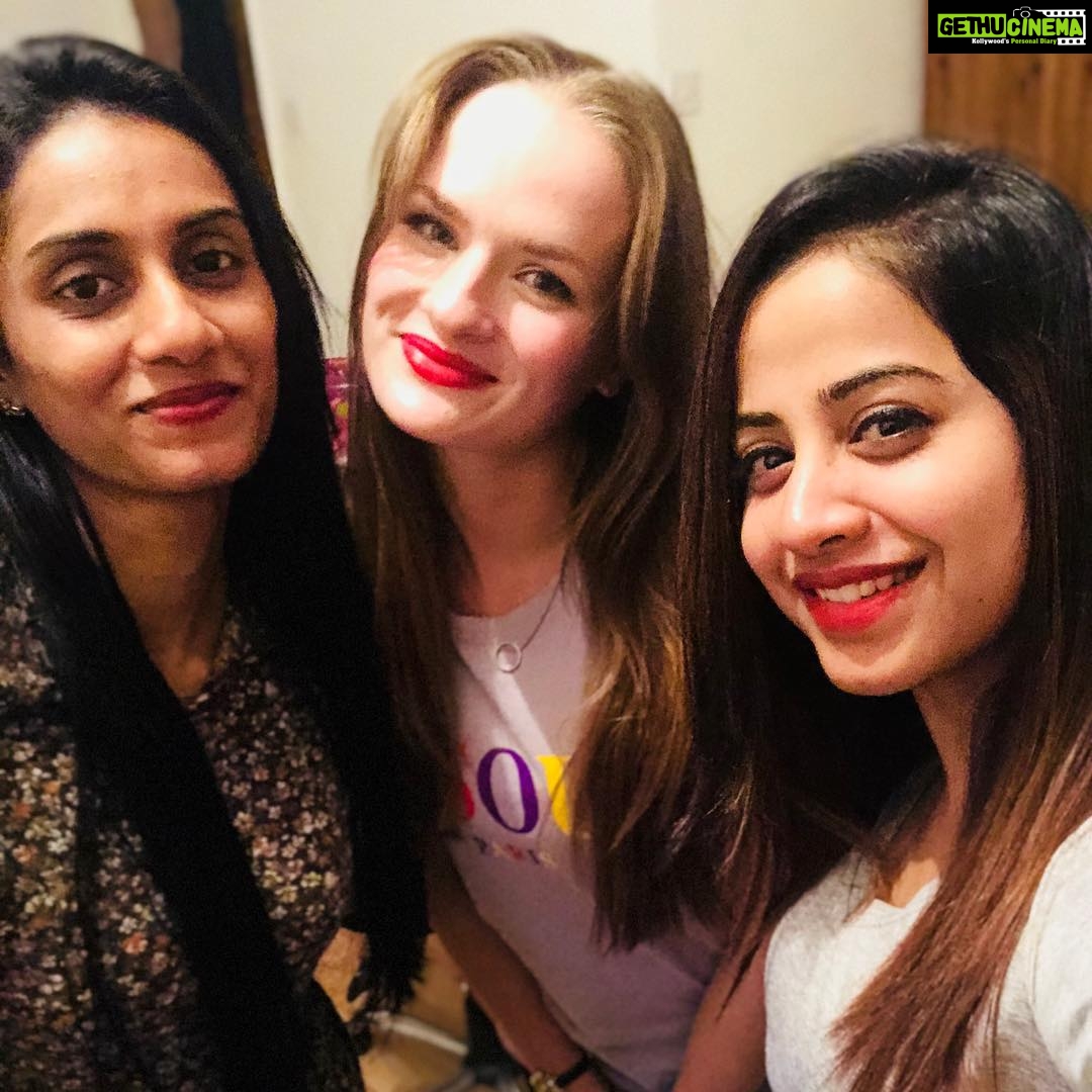 Swathi Deekshith Instagram - Night to remember with pretty girls #2amselfies #fun #onelife @samariasimmons @sowjanyabalina Kingston, Kingston Upon Thames, United Kingdom