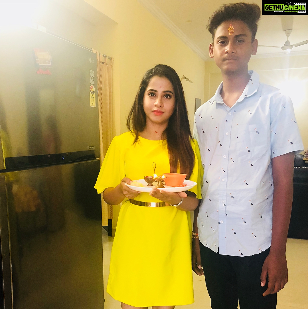 Swathi Deekshith Instagram - #Rakhi2018 with all my lovely brothers and specially ..🥛@sonnymohanty7 bro so blessed to have u 😝