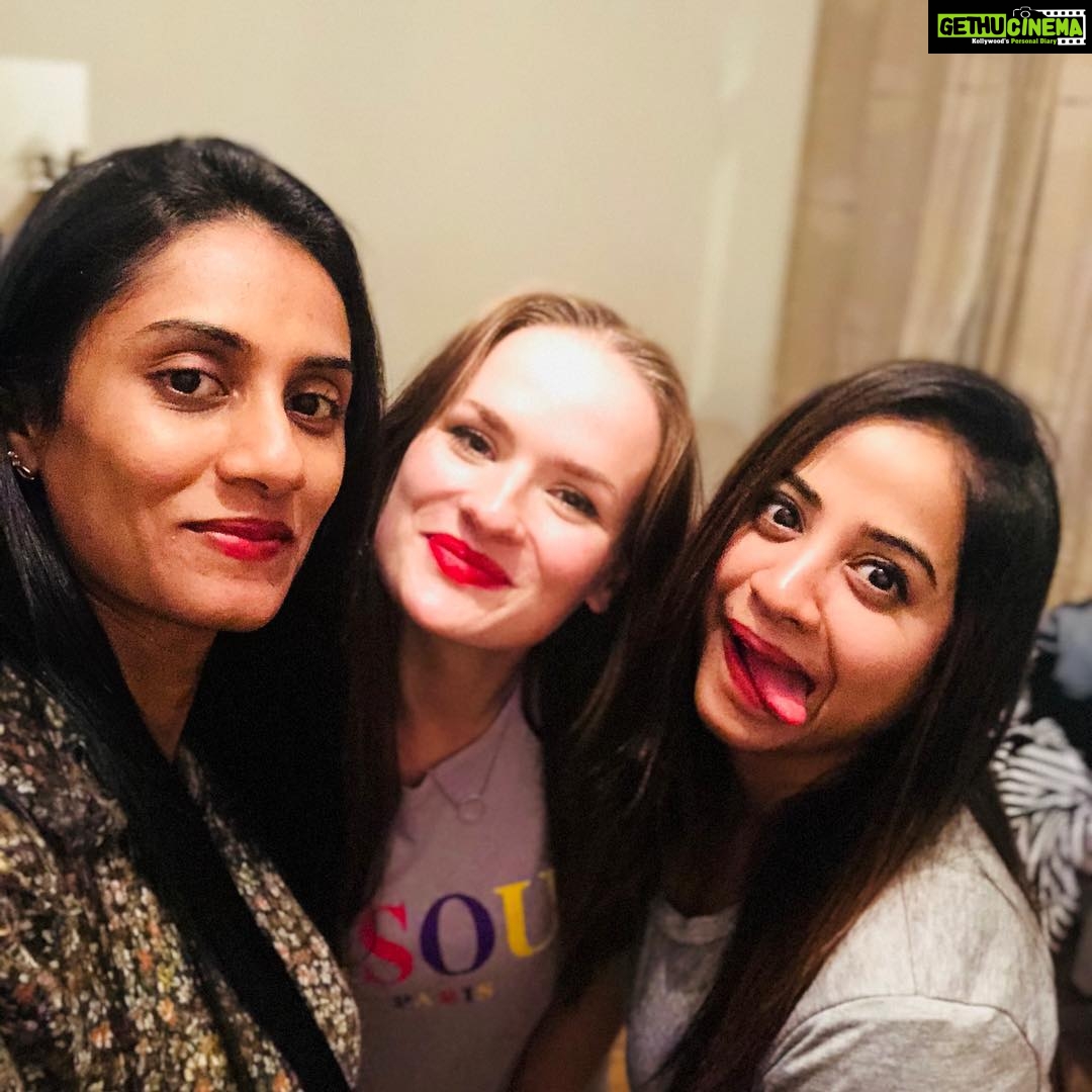 Swathi Deekshith Instagram - Night to remember with pretty girls #2amselfies #fun #onelife @samariasimmons @sowjanyabalina Kingston, Kingston Upon Thames, United Kingdom