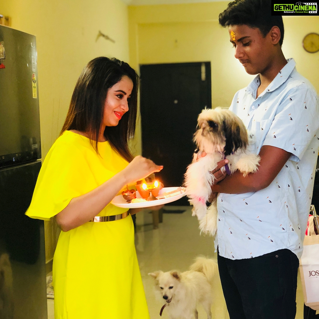 Swathi Deekshith Instagram - #Rakhi2018 with all my lovely brothers and specially ..🥛@sonnymohanty7 bro so blessed to have u 😝