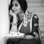 Swathi Deekshith Instagram – #postdiwaliwishes #oldpicture #lights #diwali2017💥 #ilovediwAli #happylife #istacool #istagirl #traditional #festivemood #myhappyworld