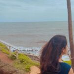 Swathi Deekshith Instagram - 🌊 🌳 ❤ #beachlife #waves #nature #goalife #serene #greenary #instareels #istagram #instalife #instagirls #holiday #anjunabeach #cliff #romantic #music #swathideekshith #tollywood #tollywoodactress #telugammai #mood #onelife #waterbaby #loveyourself #positivevibes #staypositive