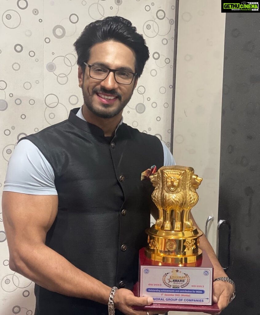 Thakur Anoop Singh Instagram - Got awarded for outstanding achievement and Contributions for India last evening! Came home and parents were proud! #Satisfaction #BharatAwards