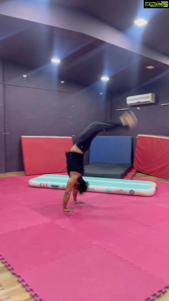 Thakur Anoop Singh Instagram - In sync with the Rhythm 🎵 #Gymnastics at 90 kilos !!! @kuldeep_freerunner