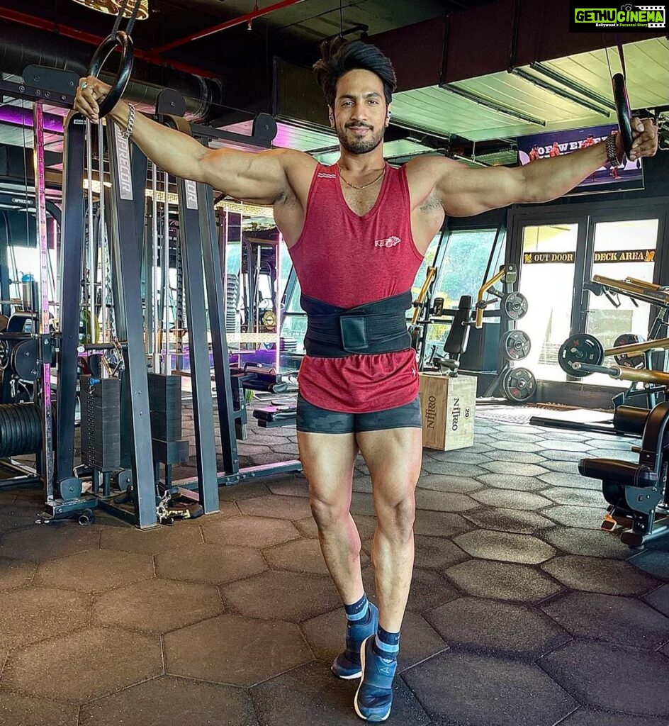 Thakur Anoop Singh Instagram - The victory pose post a good leg sesh at @nitrro_powai