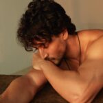 Tiger Shroff Instagram - 🖤🤍