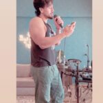Tiger Shroff Instagram – Pitchy af i know…but i was killing it in my head😅😋class always fun with @shannondonaldmusic 🎶💖
