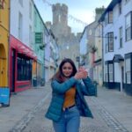 Tridha Choudhury Instagram – So clap your hands 👏 
Steal the moment as you shake and prance
Feel that loving as you twist and dance
Make the most of this chance…👏

Leave a comment with a 👏 If you’re Happy & you know it … 👏 your hands 👏

#clapyourhands #grouptherapy #technofamily #technopeople #technoconnectingpeople #musictherapy #dancetherapy #musicheals #healingthroughmovement #traveltherapy #travelwithtridha Caernarfon Castle,north Wales
