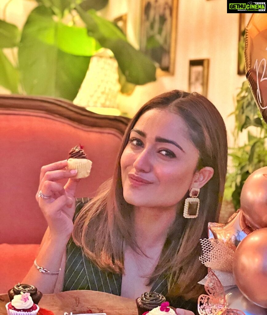 Tridha Choudhury Instagram - Birthday is all about Cupcakes & confetti.. but above all… good hair …🧁 Celebrating my Birthday week and my gorgeous hair color done by @lorealpro ! Loving the look! 🧁 Keep sliding for my Cupcake moments 🧁🧁🧁 Thank you @ramanbhardwajofficial @anjohnsalons 🧁 #Ad @lorealpro_education_india 🧁 #FrenchBalayageIndia #MyFrenchBalayage #anjohnsalons #birthdayweek #birthdaydecoration #birthdaylove #birthdaylook #haircolourtransformation