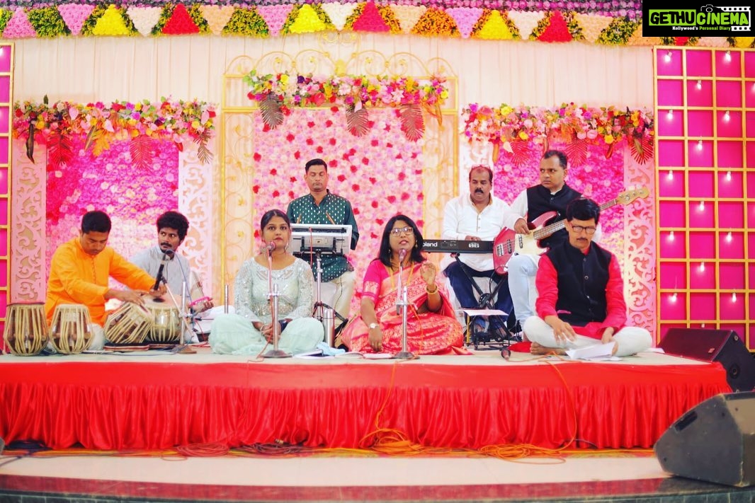 Usha Jadhav Instagram - #दिवाळीपहाट हा हिंदी व मराठी गीतांचा कार्यक्रम माझ्या बहिणीने @_ranjanamaneofficial_ ने आयोजित केला होता जो उत्तमरित्या पार पडला. श्रोते अगदी मंत्रमुग्ध झाले आणि भरभरून दाद त्यांनी ह्या कार्यक्रमाला दिली. Proud of you Ranjana and @tanuu.ranjan Tanishka! ❤️ #Diwali #diwali2022 #festival #art #music #family India