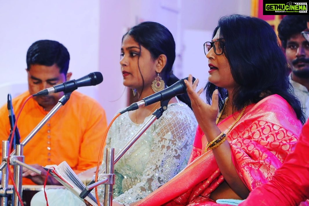 Usha Jadhav Instagram - #दिवाळीपहाट हा हिंदी व मराठी गीतांचा कार्यक्रम माझ्या बहिणीने @_ranjanamaneofficial_ ने आयोजित केला होता जो उत्तमरित्या पार पडला. श्रोते अगदी मंत्रमुग्ध झाले आणि भरभरून दाद त्यांनी ह्या कार्यक्रमाला दिली. Proud of you Ranjana and @tanuu.ranjan Tanishka! ❤️ #Diwali #diwali2022 #festival #art #music #family India