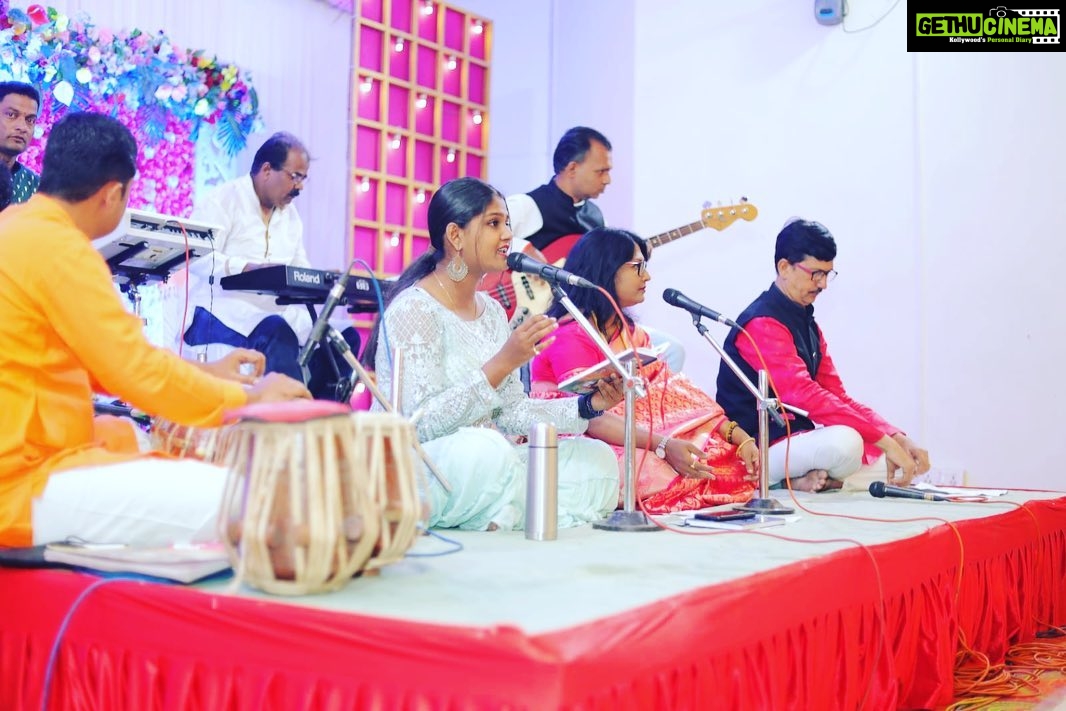 Usha Jadhav Instagram - #दिवाळीपहाट हा हिंदी व मराठी गीतांचा कार्यक्रम माझ्या बहिणीने @_ranjanamaneofficial_ ने आयोजित केला होता जो उत्तमरित्या पार पडला. श्रोते अगदी मंत्रमुग्ध झाले आणि भरभरून दाद त्यांनी ह्या कार्यक्रमाला दिली. Proud of you Ranjana and @tanuu.ranjan Tanishka! ❤️ #Diwali #diwali2022 #festival #art #music #family India