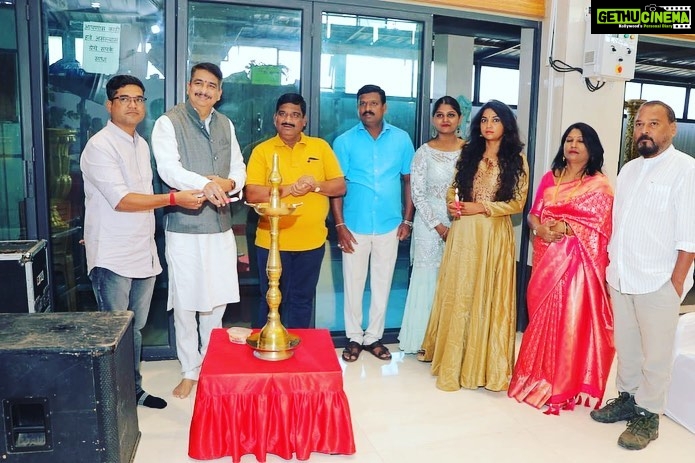 Usha Jadhav Instagram - #दिवाळीपहाट हा हिंदी व मराठी गीतांचा कार्यक्रम माझ्या बहिणीने @_ranjanamaneofficial_ ने आयोजित केला होता जो उत्तमरित्या पार पडला. श्रोते अगदी मंत्रमुग्ध झाले आणि भरभरून दाद त्यांनी ह्या कार्यक्रमाला दिली. Proud of you Ranjana and @tanuu.ranjan Tanishka! ❤️ #Diwali #diwali2022 #festival #art #music #family India