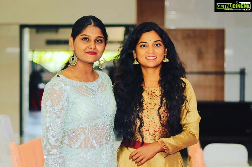 Usha Jadhav Instagram - #दिवाळीपहाट हा हिंदी व मराठी गीतांचा कार्यक्रम माझ्या बहिणीने @_ranjanamaneofficial_ ने आयोजित केला होता जो उत्तमरित्या पार पडला. श्रोते अगदी मंत्रमुग्ध झाले आणि भरभरून दाद त्यांनी ह्या कार्यक्रमाला दिली. Proud of you Ranjana and @tanuu.ranjan Tanishka! ❤️ #Diwali #diwali2022 #festival #art #music #family India
