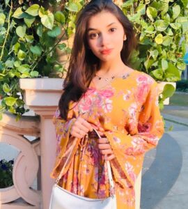 Vaishnavi Ganatra Instagram - when the sun goes down, that’s when you see me glow ☀️💛

#instagram #insta #pictureoftheday #ootd #trending #outfitoftheday #aesthetic #sunkissed #positive #gratitude