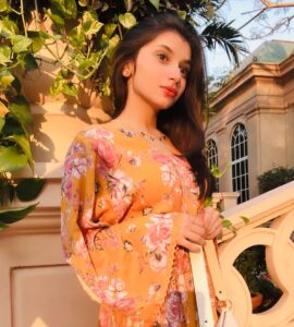 Vaishnavi Ganatra Instagram - when the sun goes down, that’s when you see me glow ☀️💛

#instagram #insta #pictureoftheday #ootd #trending #outfitoftheday #aesthetic #sunkissed #positive #gratitude