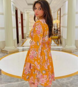 Vaishnavi Ganatra Instagram - when the sun goes down, that’s when you see me glow ☀️💛

#instagram #insta #pictureoftheday #ootd #trending #outfitoftheday #aesthetic #sunkissed #positive #gratitude