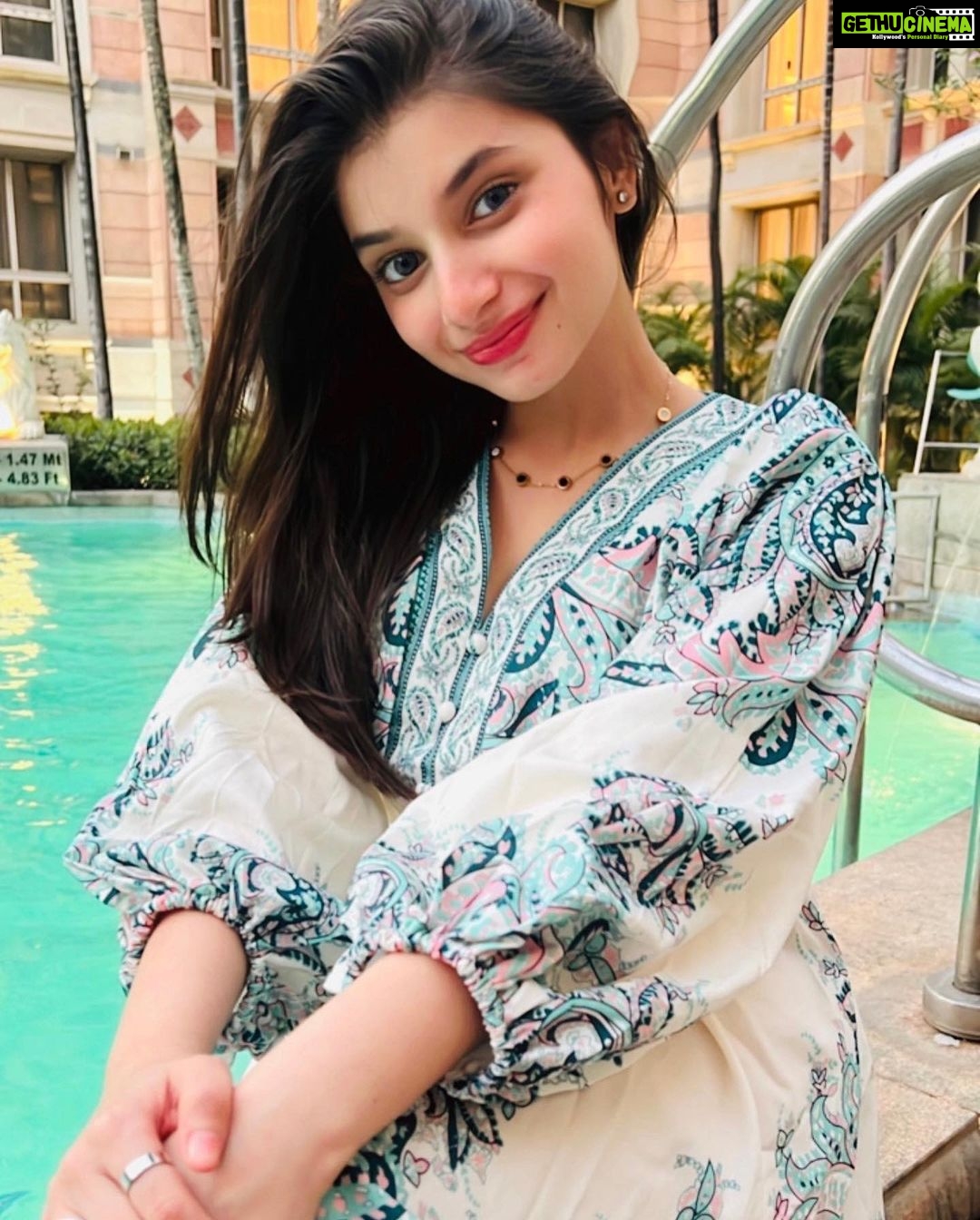 Vaishnavi Ganatra Instagram - π¬ππ‘π π¨π₯ππ§ππ©, π¨π€ππ© ππππ§π©, π¨π¬πππ© π¨π€πͺπ‘ ππ #instagram #insta #pictureoftheday #ootd #trending #outfit #bythepool #positive #gratitude Mumbai, Maharashtra