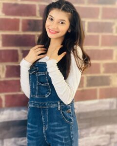 Vaishnavi Ganatra Instagram - ʙᴇ-ʏᴏᴜ-ᴛɪꜰᴜʟ 💙

#instagram #insta #pictureoftheday #ootd #trending #outfitoftheday #aesthetic #blue #explore #explorepage #wohtohaialbelaa #priyasharma #priya #positive #gratitude #vaishnaviganatra