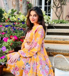 Vaishnavi Ganatra Instagram - when the sun goes down, that’s when you see me glow ☀️💛

#instagram #insta #pictureoftheday #ootd #trending #outfitoftheday #aesthetic #sunkissed #positive #gratitude