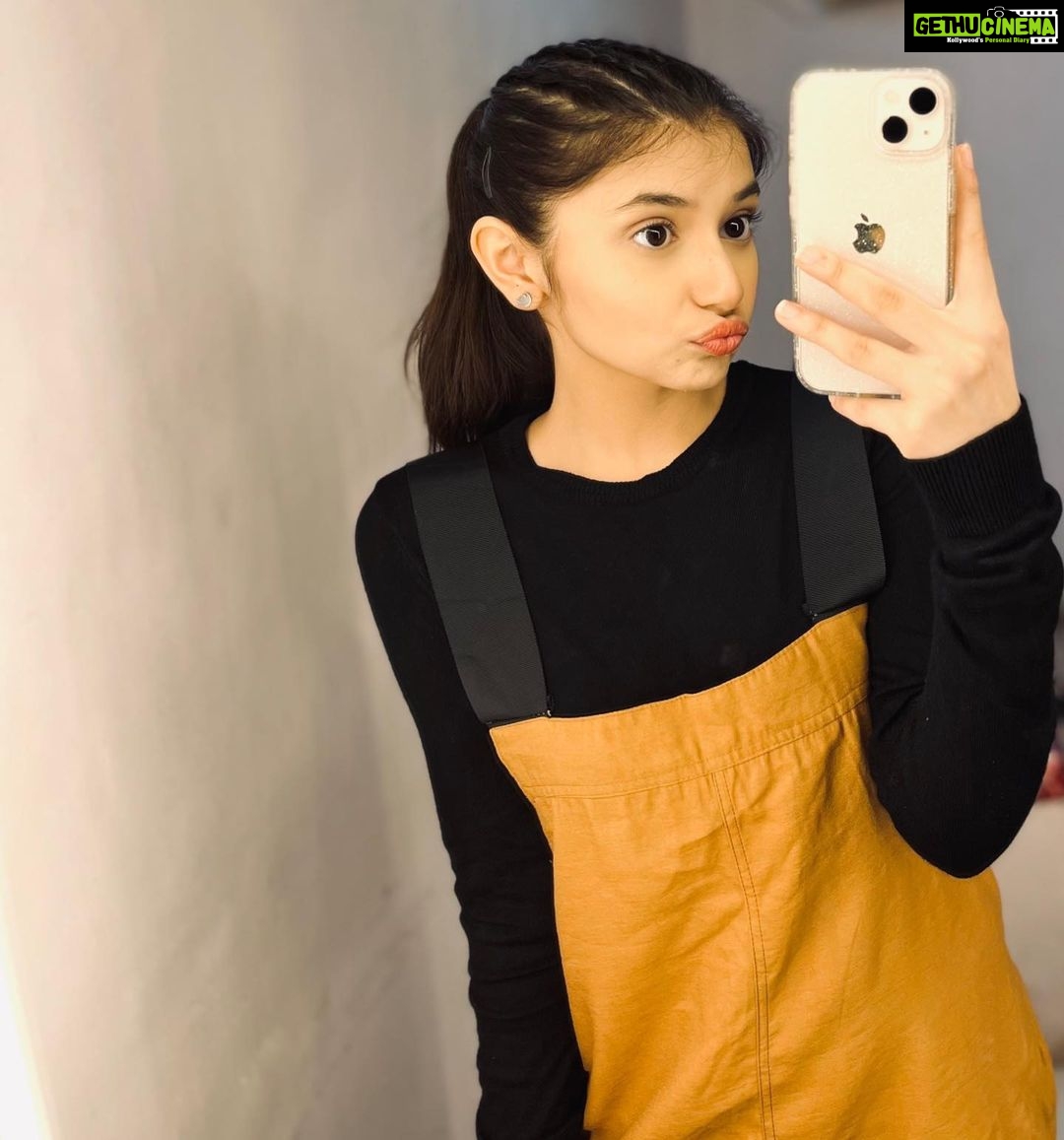 Vaishnavi Ganatra Instagram - como ta le vu? 🤎 #instagram #insta #pictureoftheday #ootd #trending #outfitoftheday #aesthetic #explore #explorepage #priya #priyasharma #wohtohhaialbelaa #wtha #positive #gratitude #vaishnaviganatra Mumbai, Maharashtra