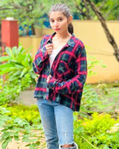 Vaishnavi Ganatra Instagram - it’s flannel season 🍓

#instagram #insta #pictureoftheday #ootd #trending #outfitoftheday #aesthetic #explore #explorepage #priya #priyasharma #wohtohhaialbelaa #wtha #flannel #monsoon #natural #positive #gratitude #vaishnaviganatra