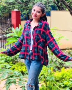 Vaishnavi Ganatra Instagram - it’s flannel season 🍓

#instagram #insta #pictureoftheday #ootd #trending #outfitoftheday #aesthetic #explore #explorepage #priya #priyasharma #wohtohhaialbelaa #wtha #flannel #monsoon #natural #positive #gratitude #vaishnaviganatra
