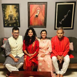 Vega Tamotia Instagram - With the people who created me and the person who completes me - I hope your Diwali was as good as mine! #HappyDiwali  #Light&Joy #Happiness