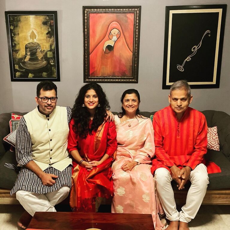 Vega Tamotia Instagram - With the people who created me and the person who completes me - I hope your Diwali was as good as mine! #HappyDiwali #Light&Joy #Happiness