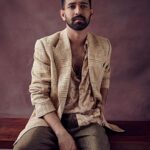 Vikrant Massey Instagram - Keeping it low-key & chill 😉 @mensxpofficial @netflix_in #HaseenDillruba Photographer : @thehouseofpixels & @vaishnavpraveen Stylist : @sabinahalder Hair : @vinitblunt786 Make up : @shelkerohan Spot boy : Mukesh Naresh Kamti