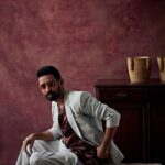 Vikrant Massey Instagram - Keeping it low-key & chill 😉 @mensxpofficial @netflix_in #HaseenDillruba Photographer : @thehouseofpixels & @vaishnavpraveen Stylist : @sabinahalder Hair : @vinitblunt786 Make up : @shelkerohan Spot boy : Mukesh Naresh Kamti