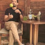 Vikrant Massey Instagram - ✨ All you whisky lovers out there, there’s a new breed in town. Cheers! Pour 37.5 ml Copper Dog on cubed ice, top it up with strained apple juice and you got yourself a wicked Apple Dog ✨ @copperdogwhiskyindia #spon #CopperDogWhisky #CopperDogIndia #drinkresponsibly