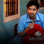 Vikrant Massey Instagram - Don’t be one of those people who sit in a corner alone with a Teddy bear on a weekend.🐻🙈 Need a plan? #DollyKitty is now streaming on Netflix. @balajimotionpictures @bhumipednekar @konkona @amolparashar @kubbrasait @kkundrra @ektarkapoor @ruchikaakapoor @shobha9168 @alankrita601