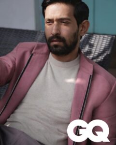 Vikrant Massey Instagram - ✨ We’re a team. A pretty damn awesome team ✊🏽✨

✨ Thank you @media.raindrop & @gurmeet.21 for being the rock in my life and helping me realise my dreams 🙏🏼✨