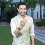Vikrant Massey Instagram - Sending my best wishes across time zones - Eid Mubarak everyone! For details pls visit https://www.longines.com/en-in/search/?q=l3812 #eidmubarak #LonginesSpirit #GMT #PioneeringTimeZones @longines #Ad #Collab