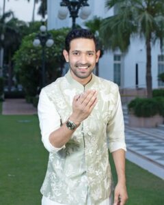 Vikrant Massey Instagram - Sending my best wishes across time zones - Eid Mubarak everyone! For details pls visit https://www.longines.com/en-in/search/?q=l3812 #eidmubarak #LonginesSpirit #GMT #PioneeringTimeZones @longines #Ad #Collab