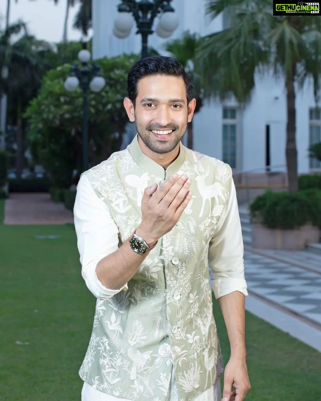 Vikrant Massey Instagram - Sending my best wishes across time zones - Eid Mubarak everyone! For details pls visit https://www.longines.com/en-in/search/?q=l3812 #eidmubarak #LonginesSpirit #GMT #PioneeringTimeZones @longines #Ad #Collab
