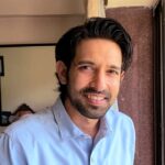 Vikrant Massey Instagram - Masks are a norm now.. for whenever we’re stepping out! But it gets a little uncomfortable wearing it for a long time in this hot weather, right? 😷 To beat that, I choose to #StayFreshBehindTheMask by simply popping a @Centerfresh_india Mint. You should try it for yourself and let me know how you feel. 😁