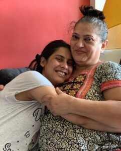 Vikrant Massey Instagram - ❤️ तेरे पैरों तले जन्नत है, सच है। 🙏🏼❤️ .
.
#MothersDay