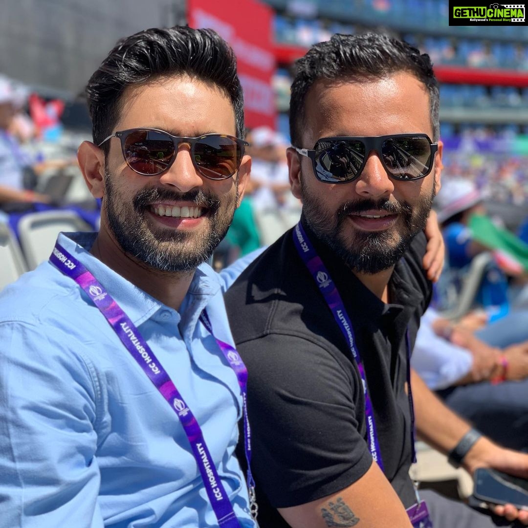Vikrant Massey Instagram - β¨ One of the most memorable days of my life - Thank you @karishma.prakash & @roo_cha for making this dream come true ππΎβ¨ #iccworldcup2019 . . @dushysing Manchester Stadium Old Trafford