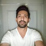 Vikrant Massey Instagram – Selfie swag is real ;) the  32MP front  camera of #vivoV17 makes sure I get best selfies whenever and wherever I go. So, slay the day, play in the dark.
.
.
.
AVAILABLE IN STORES NOW!!! .
.
.
To buy or know more about V17, click link in @vivo_india bio.
Get clicking 😎
#ClearAsReal #vivoV17