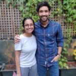 Vikrant Massey Instagram - ✨ Lovely chatting with the wonderful team of @officialhumansofbombay & @saniachitnis . . Thank you for an evening well spent over some interesting conversations about my city #Mumbai and the ever refreshing #CuttingChai ✨