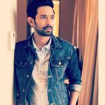 Vikrant Massey Instagram - ✨ Had a super-fun time with @puja_talwar7 chatting about #mirzapur & #brokenbutbeautiful , life & more on @mygoodtimes ✨ . . . *LINK IN BIO* . . 👕: @purplerhapsody . . 💄: @shelkerohan . . 💇🏻‍♂️: @iamjavedsheikh