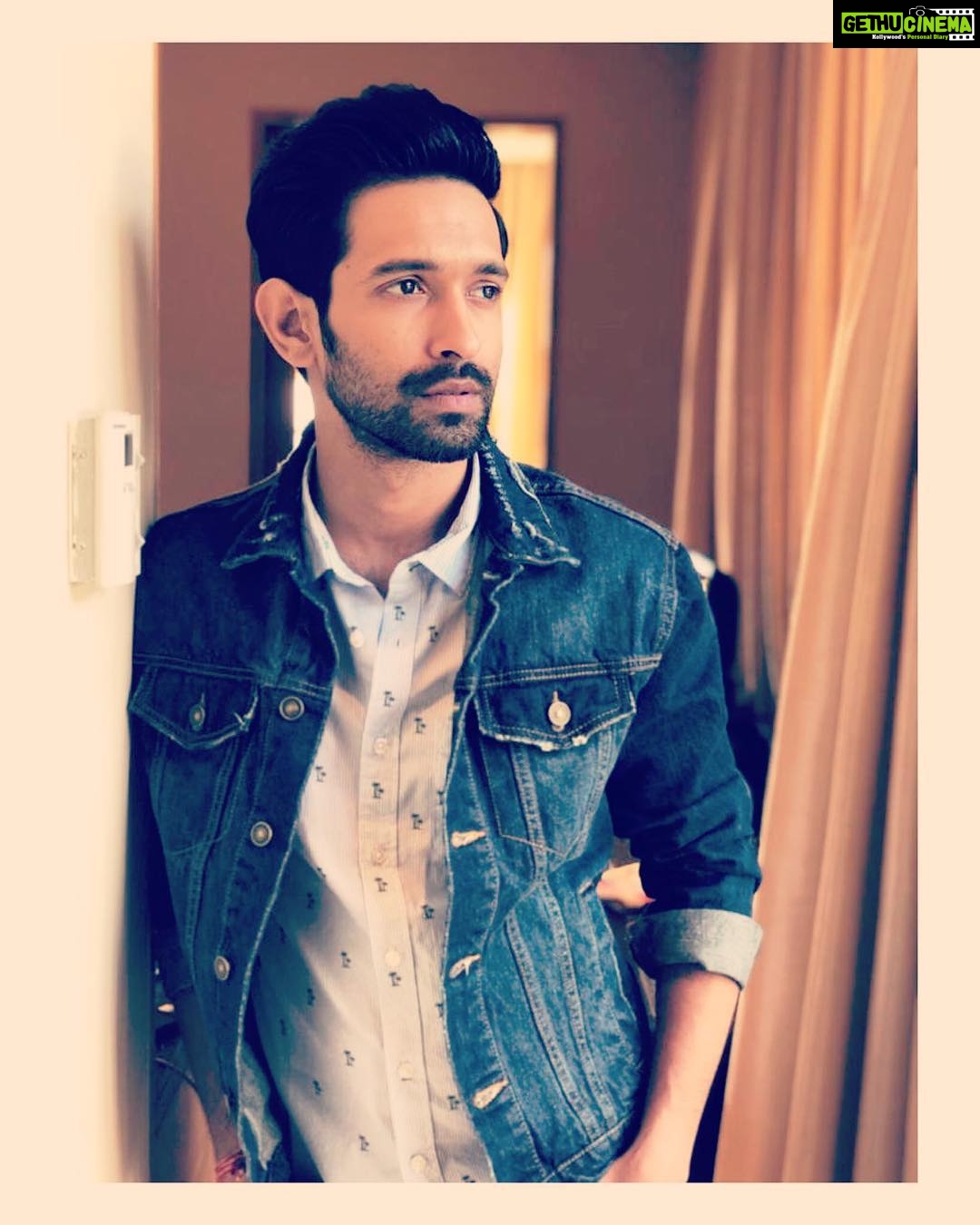 Vikrant Massey Instagram - ✨ Had a super-fun time with @puja_talwar7 chatting about #mirzapur & #brokenbutbeautiful , life & more on @mygoodtimes ✨ . . . *LINK IN BIO* . . 👕: @purplerhapsody . . 💄: @shelkerohan . . 💇🏻♂️: @iamjavedsheikh