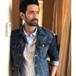 Vikrant Massey Instagram - Wearing @forever21men @albertotorresi for @altbalaji #Brokenbutbeautiful Styled by @purplerhaspody Makeup @shelkerohan Hair @iamjavedsheikh