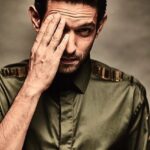 Vikrant Massey Instagram - ✨ OLIVE ✨ . . In a @nikhilthampi shirt by @curato.in . @omkarchitnis 📷 . @stylisttsahilgulati 👕 . H&M: @iamjavedsheikh & @shelkerohan