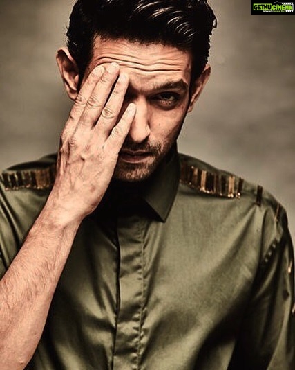 Vikrant Massey Instagram - ✨ OLIVE ✨ . . In a @nikhilthampi shirt by @curato.in . @omkarchitnis 📷 . @stylisttsahilgulati 👕 . H&M: @iamjavedsheikh & @shelkerohan