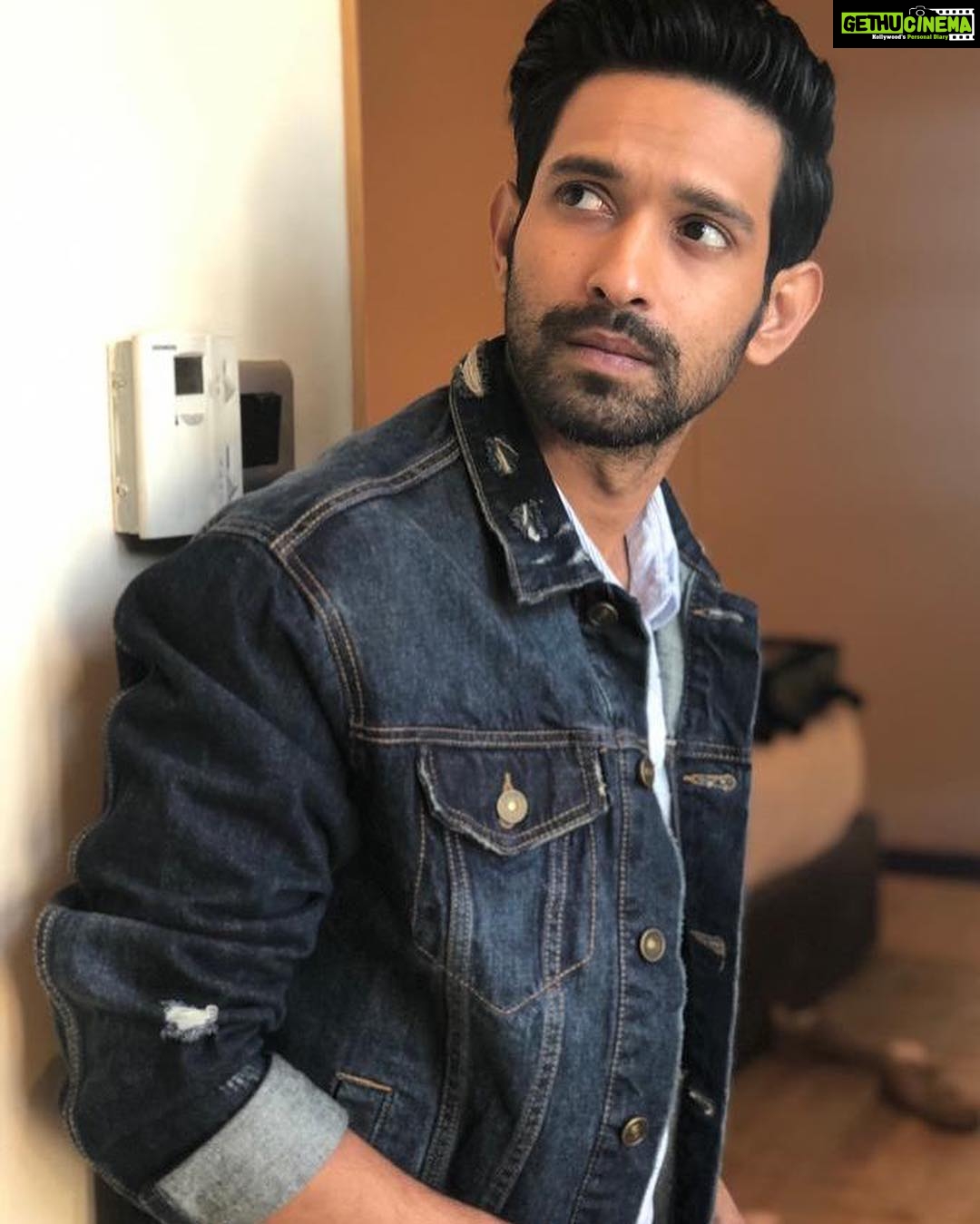 Vikrant Massey Instagram - Wearing @forever21men @albertotorresi for @altbalaji #Brokenbutbeautiful Styled by @purplerhaspody Makeup @shelkerohan Hair @iamjavedsheikh