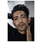 Vikrant Massey Instagram - I am, as I am; whether hideous, or handsome, depends upon who is made judge. #qotd #instaquote #actorlife #iam #team #shennanigans #picoftheday 📸 @vijitgupta HMU @richie_reveal 👕 @artcantbebothered @tungsten.studios @theitembomb @suchijaggi