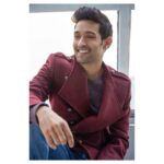 Vikrant Massey Instagram – Look around there’s so much to smile about. Happy weekend…..
.
.
.
.
#workingweekend #actorslife #happyweekend #gratitude . . . .
.
.
.
💄: @richie_reveal 👕: @jatinmalikcouture 📷: @vijitgupta